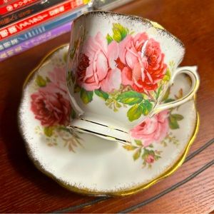 Vintage Royal Albert’s famous tea set “American beauty”